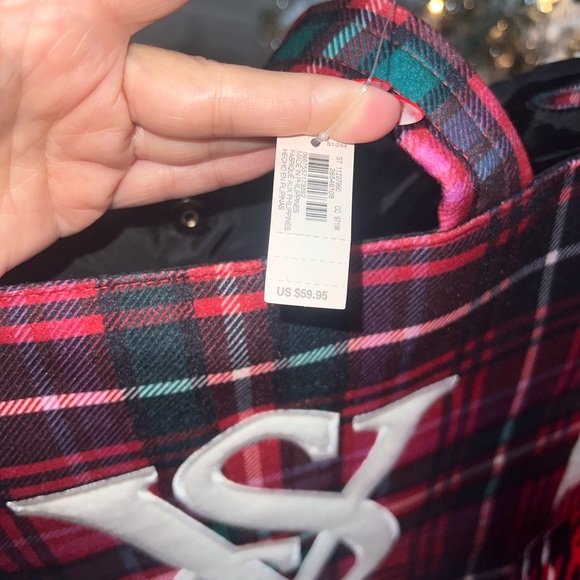 Victoria Secret Sherpa Tote & PINK Blanket Set - Picture 3 of 12